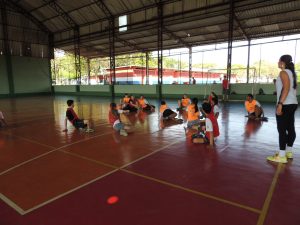 Alunos de Handebol experimentam jogo adaptado